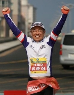 유준상 요트협회장이 지난 2009년 제주국제울트라마라톤대회에서 100km를 완주하며 결승선을 통과한 장면.