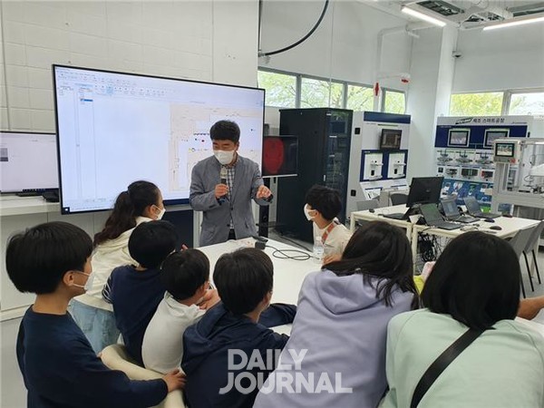 ◆ 류지현 회장이 어린이들에게 사이버보안에 대해 설명하는 모습(2022.05.06. 스마트공장 보안리빙랩) ◆