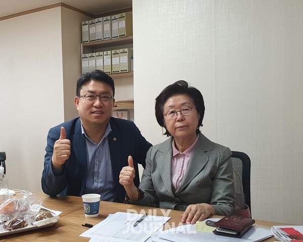 이은재 강남구청장 예비후보가 2022.5.7 오후 자신의 선거사무실에서 '데일리저널' 박종덕 대표 발행인을 만나 기념사진을 찍었다.