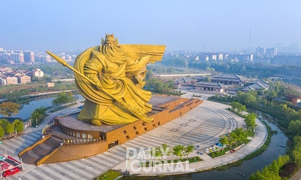 세계 최대 규모 동상이었던 관우상은 많은 비판에 해체 이전되었다. / 중국 징저우시