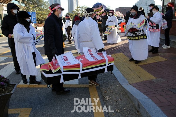 광명7구역 공공재개발 반대인사들이 지난 12월 2일 광명시청 앞에서 공공재개발 사망시위를 벌이고 있는 장면(사진=데일리저널)