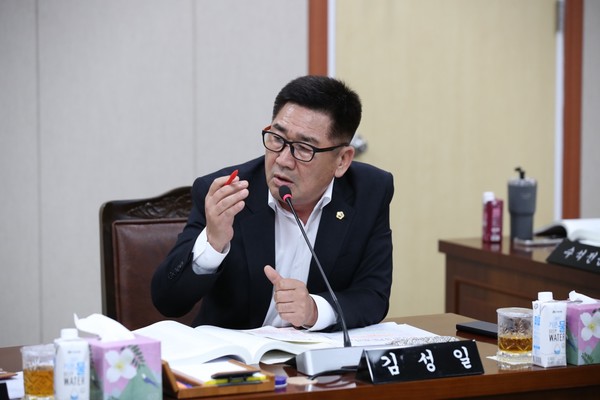 김성일 의원이 지난 24일 제377회 임시회 환경산림국 업무보고에서 질의를 하고 있다