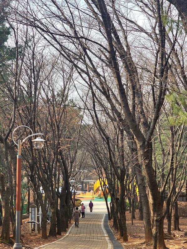 5. 어린이놀이터가 정비된 고리울가로공원에서 시민들이 산책을 즐기고 있다