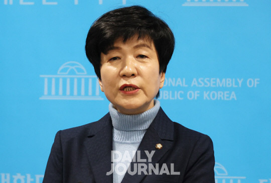 영등포갑이 지역구인 4선 김영주 국회의원이 19일 민주당 탈당을 선언했다.