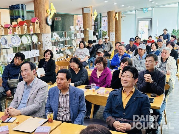 지난12일 흑산도 철새박물관에서 주민들과 함께한  북콘서트