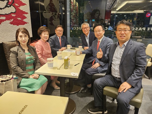 유준상 21세기경제사회연구원 이사장이 16일 저녁, 여의도의 한 모처에서 대만의 뤼슈렌(呂秀蓮) 전 부총통(발간색)과 만나 정치·경제·평화·AI·문화·종교 등 다양한 주제를 놓고 환담을 나눴다.(사진=데일리저널) 뤼슈렌 부총통 맞은편이 이주영 전 국회부의장.하광휘 전 대만대표부 고문.