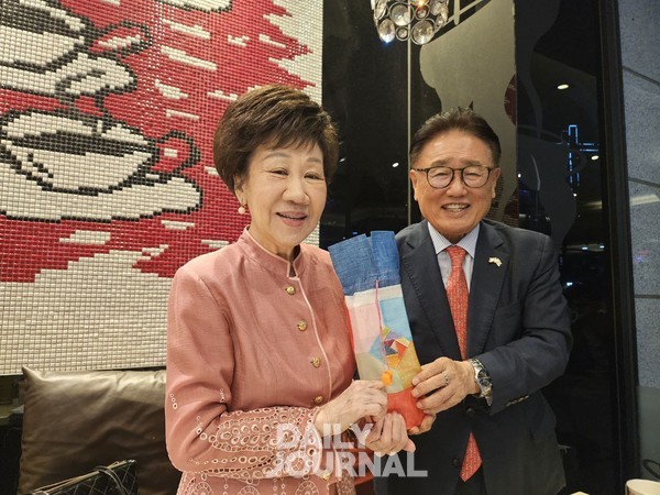 유준상 21세기경제사회연구원 이사장이 16일 저녁 여의도 모처에서 뤼슈렌 전 대만부총통과 만나 환담한뒤 준비한 선물을 주고 있다.(사진=데일리저널)