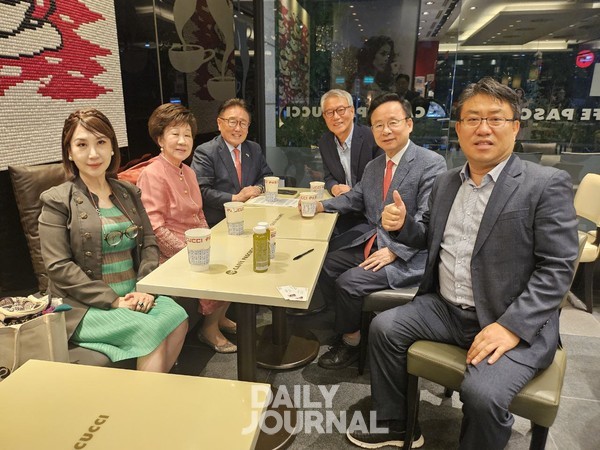 유준상 21세기경제사회연구원 이사장이 16일 저녁, 여의도의 한 모처에서 대만의 뤼슈렌(呂秀蓮) 전 부총통(발간색)과 만나 정치·경제·평화·AI·문화·종교 등 다양한 주제를 놓고 환담을 나눴다.(사진=데일리저널) 뤼슈렌 부총통 맞은편이 이주영 전 국회부의장.하광휘 전 대만대표부 고문.