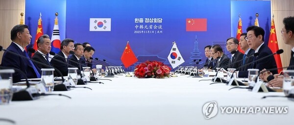 경주에서 열린 한중 정상회담이재명 대통령과 시진핑 중국 국가주석이 1일 경북 국립경주박물관에서 한중 정상회담을 하고 있다
