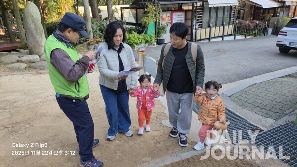 회원들은 공원을 찾는 시민들에게 RE100 캠페인의 개념과 목표를 홍보하기 위한 전단지를 배포했다.