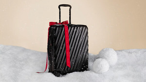 투미, 홀리데이를 맞이해 '기프트 조이' 캠페인 진행